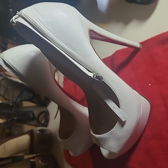 Christian Louboutin - Picture 9 of 10